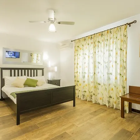 ゲストハウス Holiday *