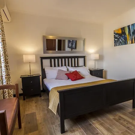 Πανσιόν Holiday